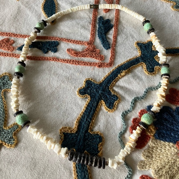 ALL CORAL WHITE AND GREEN NECKLACE 18” BARREL CLASP - Picture 5 of 17